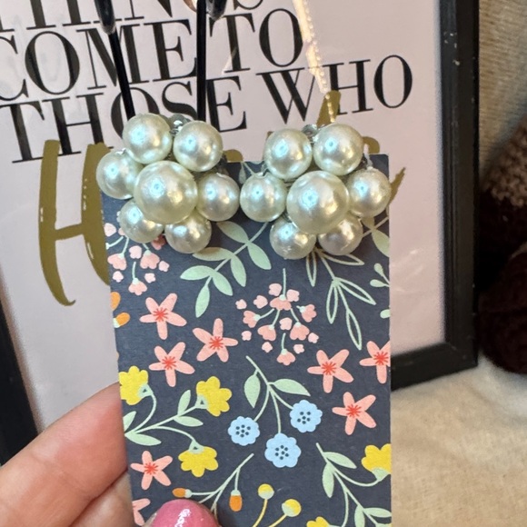 Jewelry - Elegant Pearl Cluster earrings